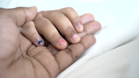 padre sosteniendo la mano del bebé, de cerca