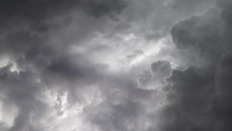 tormenta de supercélulas y relámpagos en el cielo oscuro