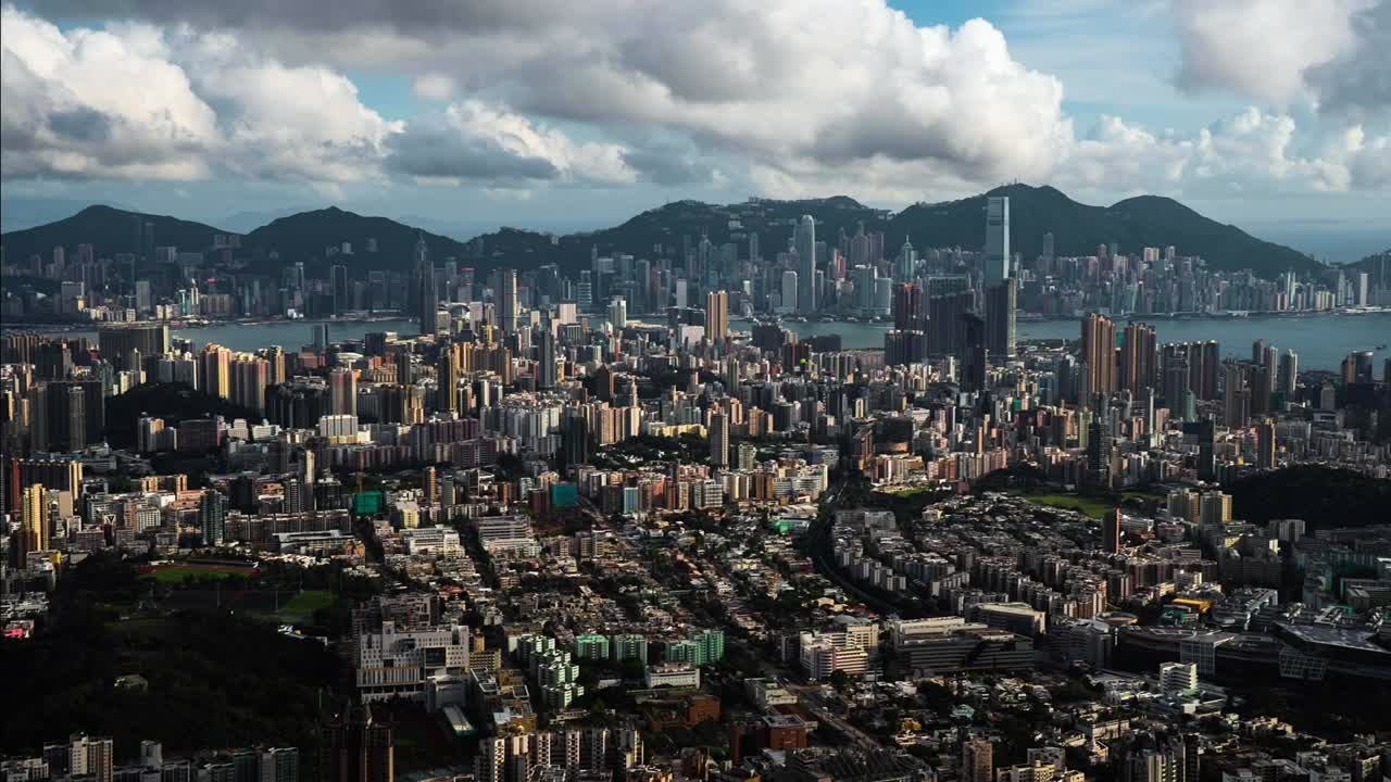 nubes dramáticas timelapse proyectando sombras a través de kowloon hong kong centro ciudad vista horizonte