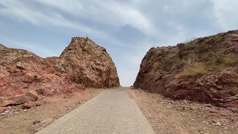basath majhi road, gehlor, una carretera cortada en una colina por un solo hombre con más de 20 años de trabajo duro en memoria de su esposa que no pudo obtener ayuda médica debido a que no había carreteras que conectaran su aldea