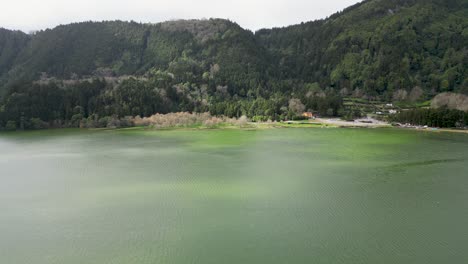 Ruhige-Luftaufnahme-Des-Golfs-Und-Der-Berge-Mit-Wald-Auf-Den-Azoren,-Portugal