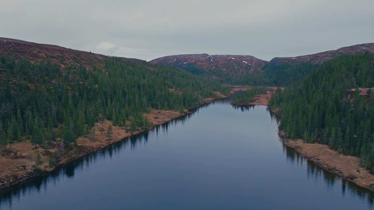 Lago tranquillo a Sleppen, Åfjord, Norvegia - Ripresa drone.