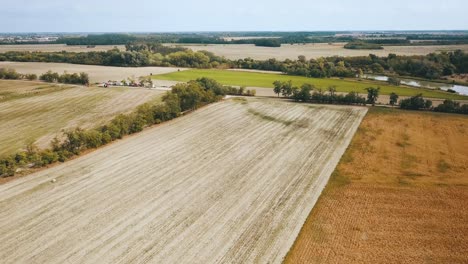 Drohne-Schoss-Während-Der-Ernte-über-Das-Feld