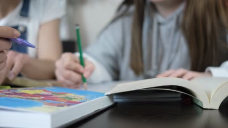 Estudiantes-Estudiando-Con-Mapa