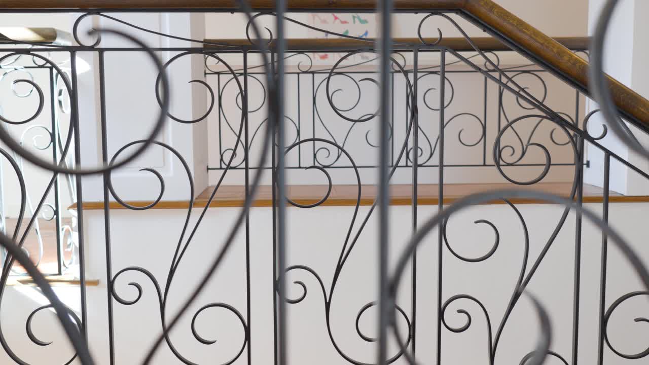 escena arquitectónica de escalera curvada de metal en una hermosa casa moderna