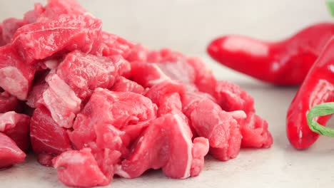 carne de res en cubitos crudos