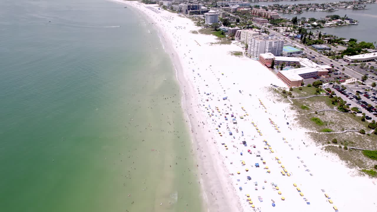 Ảnh chụp bằng flycam Bãi biển Saint Pete, Florida vào mùa hè.