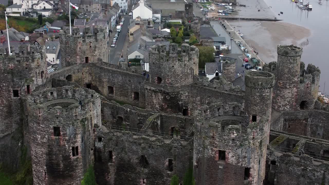 유서 깊은 콘위 성(conwy castle) 랜드마크 타운 파멸의 돌담 흉벽 관광 명소의 조감도 오른쪽 궤도 닫기