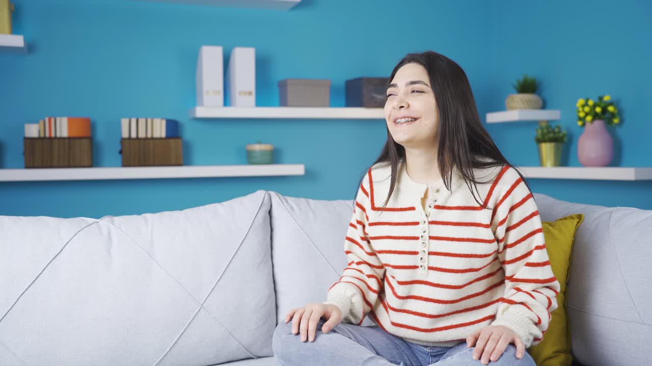 행복하고 평화로운 젊은 여성이  ⁇ 매를 착용하고 있습니다.