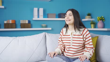 행복하고 평화로운 젊은 여성이  ⁇ 매를 착용하고 있습니다.