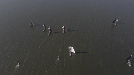 Segelboote-Auf-Dem-Sneekermeer,-Die-An-Einem-Windigen-Tag-Im-Sommer-In-Holland-Fahren