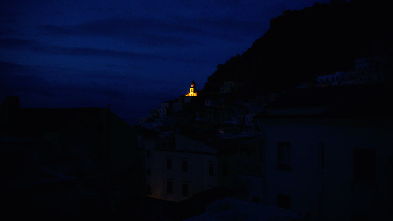 Chiesa illuminata sopra la città di Amalfi all'alba in Italia. - inquadratura ampia