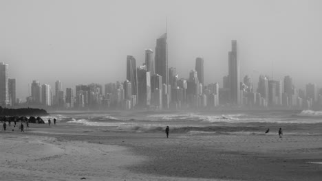 Surferparadies-In-Queensland,-Australien---Skyline-Der-Goldküste-Im-Nebligen-Hintergrund---Weitschuss