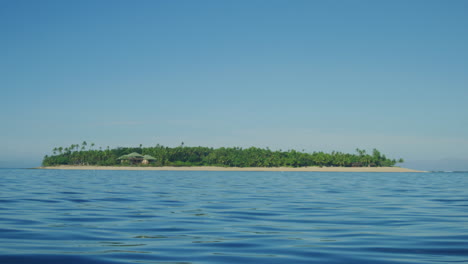 Pequeña-Isla-En-El-Pacífico-Sur-Con-Casas,-Cabañas,-Costas-Arenosas-Y-Selva-Tropical.