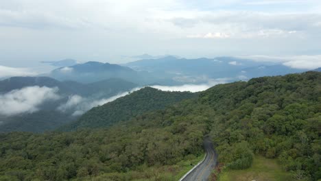 Antena-Que-Se-Eleva-Desde-Una-Carretera-Desierta-Que-Revela-Serra-Do-Mar-Con-Niebla,-Brasil