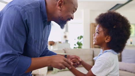 Familia-Feliz-Y-Negra-Y-Padre-Bailan-Con-Niña