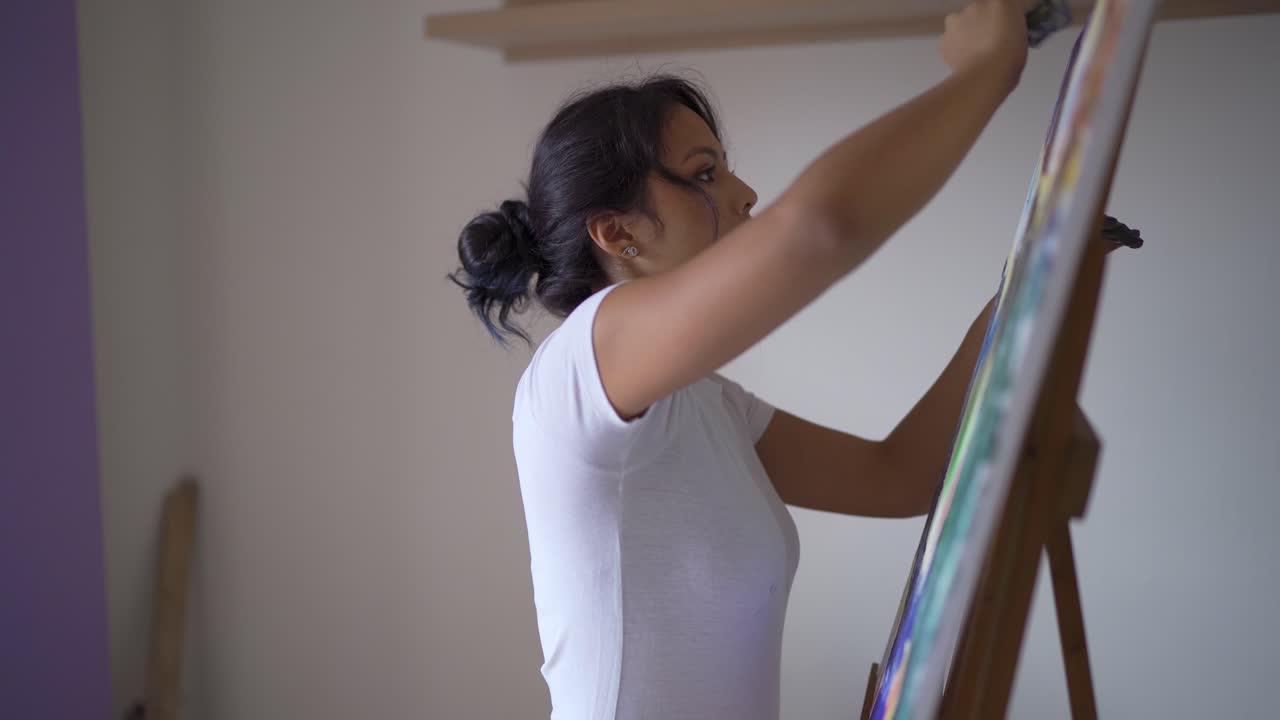 ⁇ 스한 손으로 캔버스에 그림을 그리는 예술가