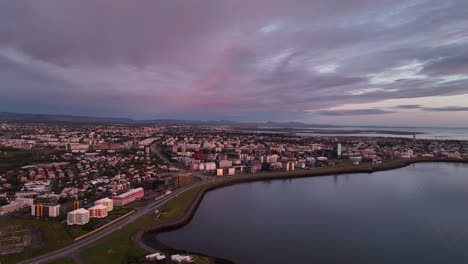 vista aérea de reykjavik desde el mar durante el atardecer en un día nublado