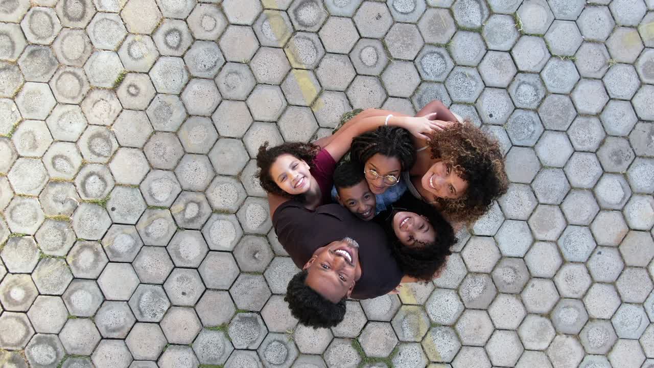 familia feliz tomándose de la mano en círculo uniendo la mano y el apoyo de la comunidad