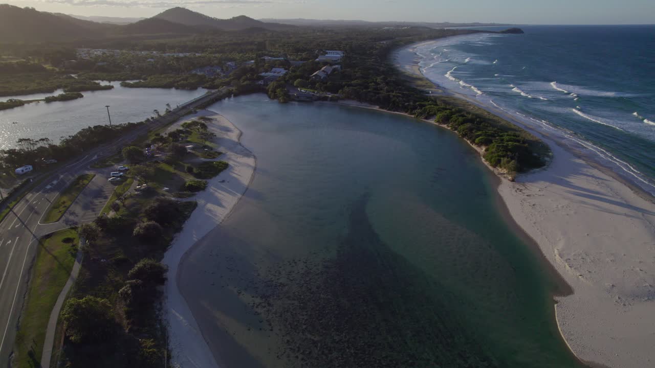호주 북부 뉴사우스웨일즈 주 트위드 샤이어의 일몰에 있는 헤이스팅스 포인트 비치 - 공중 드론 샷