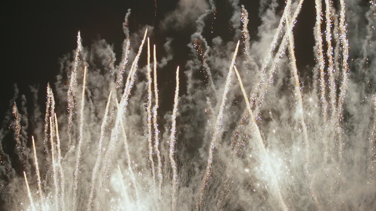 Fuochi d'artificio in primo piano catturati con un teleobiettivo da breve distanza. Esplosioni colorate illuminano il cielo notturno durante la celebrazione festiva delle Fallas a Valencia (Nit del Foc).