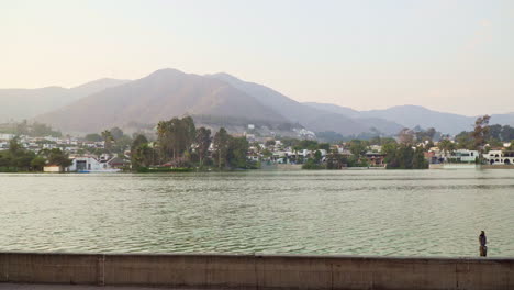 toma estabilizada mientras se toma una panorámica hacia arriba para revelar una vista costera de la ciudad en las lagunas, la molina, lima, perú