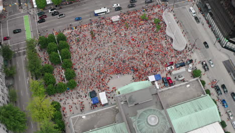 una gran multitud de manifestantes nativos se reúnen debajo, retiran la antena inclinada
