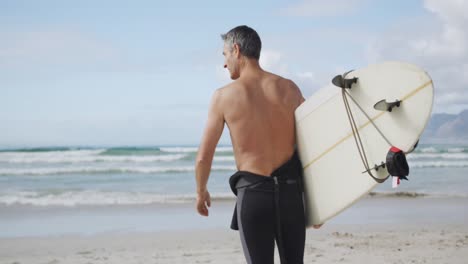 Mann-Am-Strand-Mit-Surfbrett