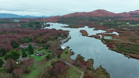 Entrada-De-Paisaje-De-Drones-Y-Puerto-En-Sneem-En-El-Anillo-De-Kerry,-Irlanda-En-Otoño