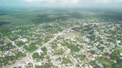 Blick-Von-Einer-Drohne-Auf-Die-Kleine-Stadt-Bacalar-In-Mexiko