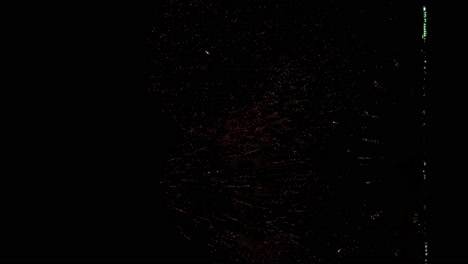 carnaval de luces animando a la gente presenciando una hermosa explosión en el cielo nocturno