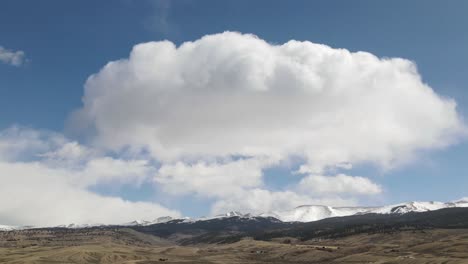 lapso de tiempo de video de drones de 4k de nubes sobre montañas rocosas en colorado