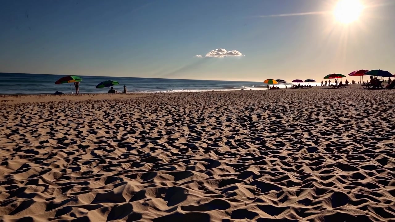 Cena de Praia Ensolarada com Ondas do Oceano, Pessoas e Guarda-Sóis