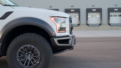 camión ford raptor automático cinematográfico en el colorido y cálido atardecer en alberta, canadá