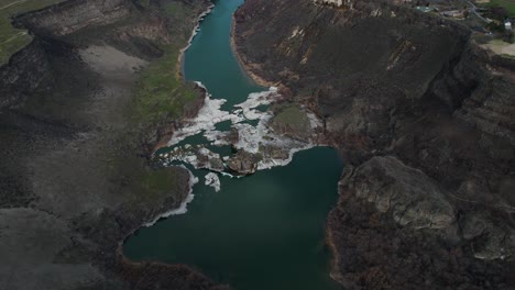 Vista-Aérea-De-Las-Cataratas-Del-Pilar-En-El-Pintoresco-Cañón-Del-Río-Snake-Cerca-De-Twin-Falls,-Idaho,-EE.UU.