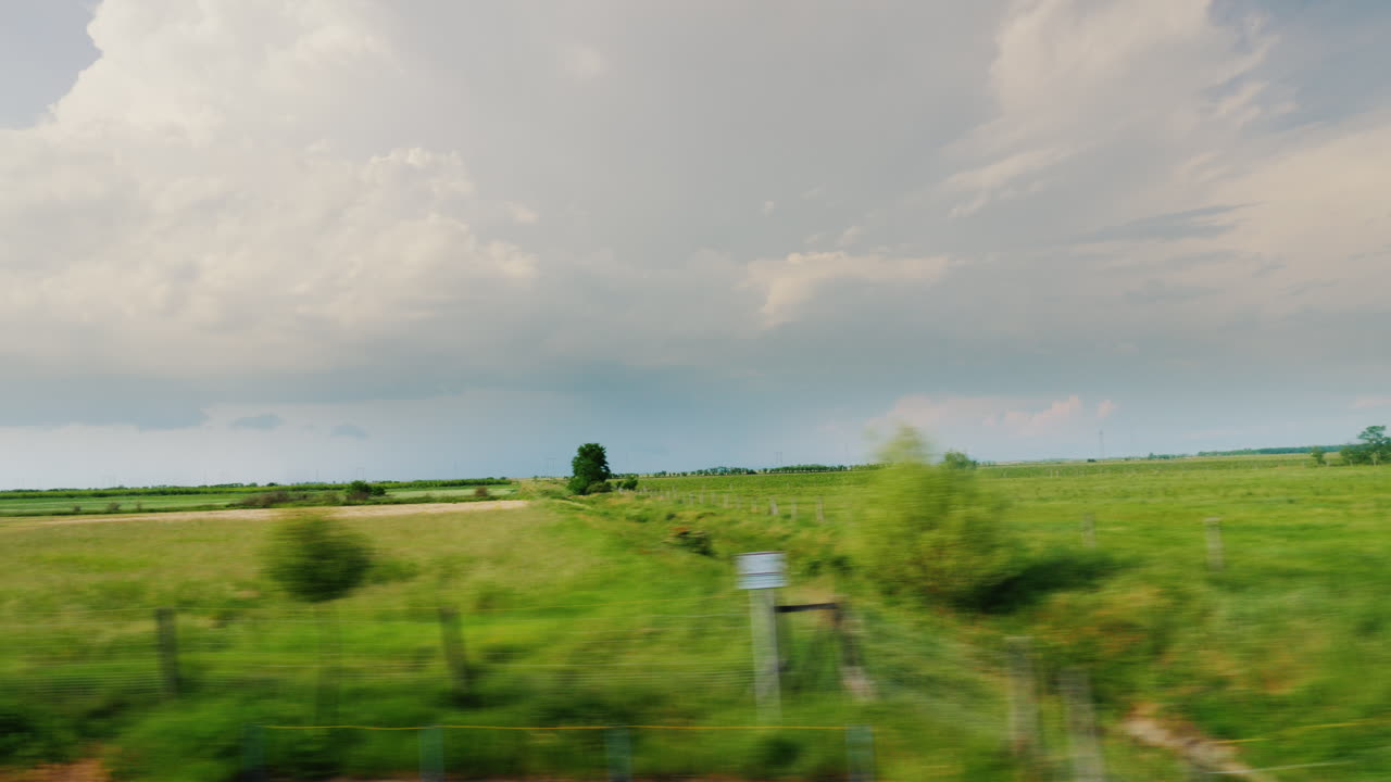 vista desde la ventanilla del auto - conduzca a través de la pintoresca campiña y los campos
