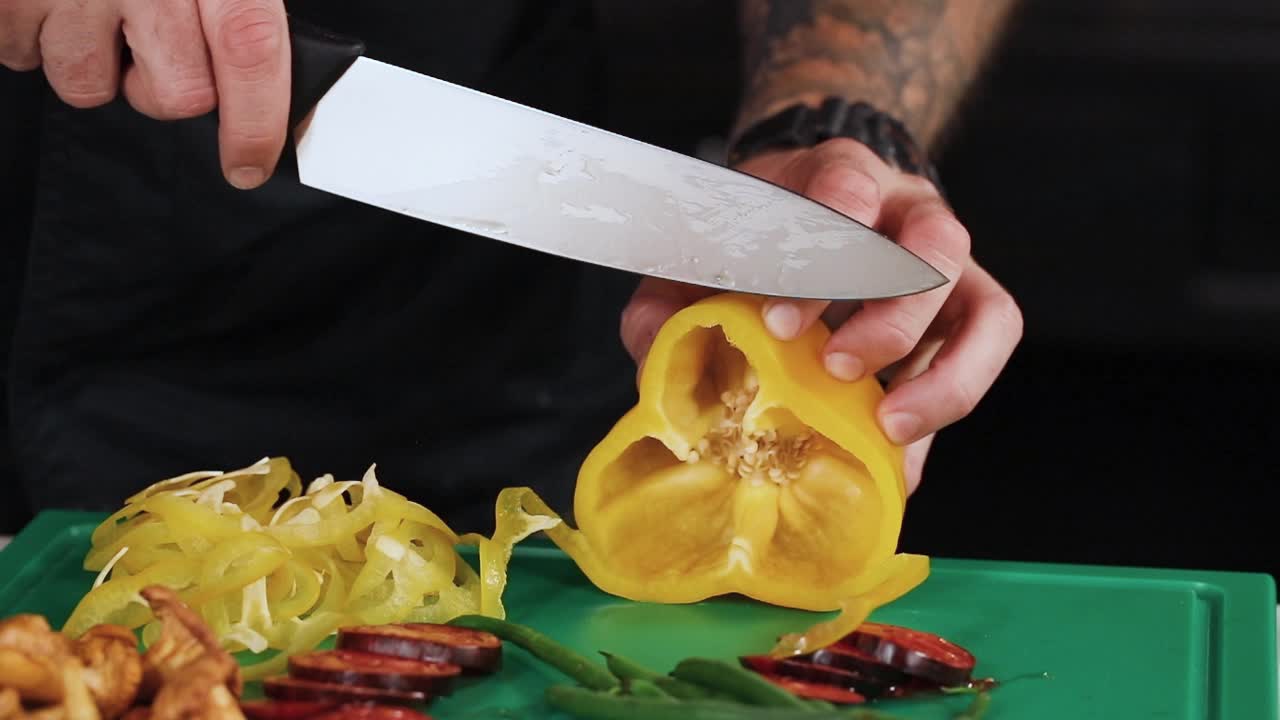 шеф-повар разрезает желтый перец