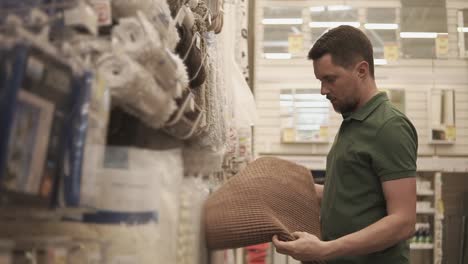 hombre comprando alfombras en una tienda de mejoras para el hogar