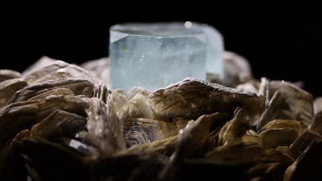 una foto macro muy ajustada de una rara muestra de aguamarina anidada en moscovita de argentina