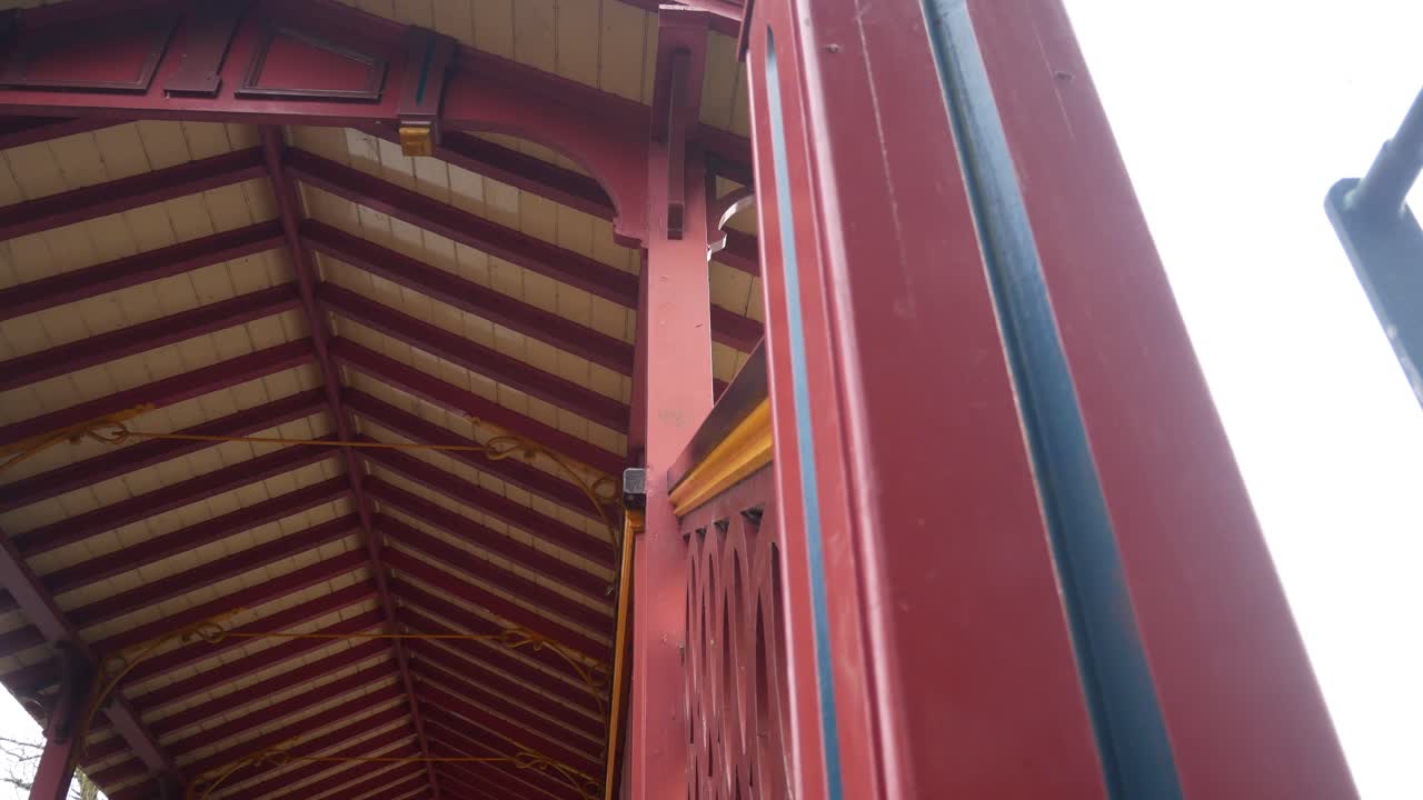 adornado victoriano colorido puente suizo de madera gran parque público pacífico jardines ángulo bajo derecho dolly