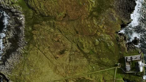 Wellen-Schlagen-Gegen-Felsen,-Drohne-Fliegt-über-Die-Halbinsel-Neist-Point,-Schottland