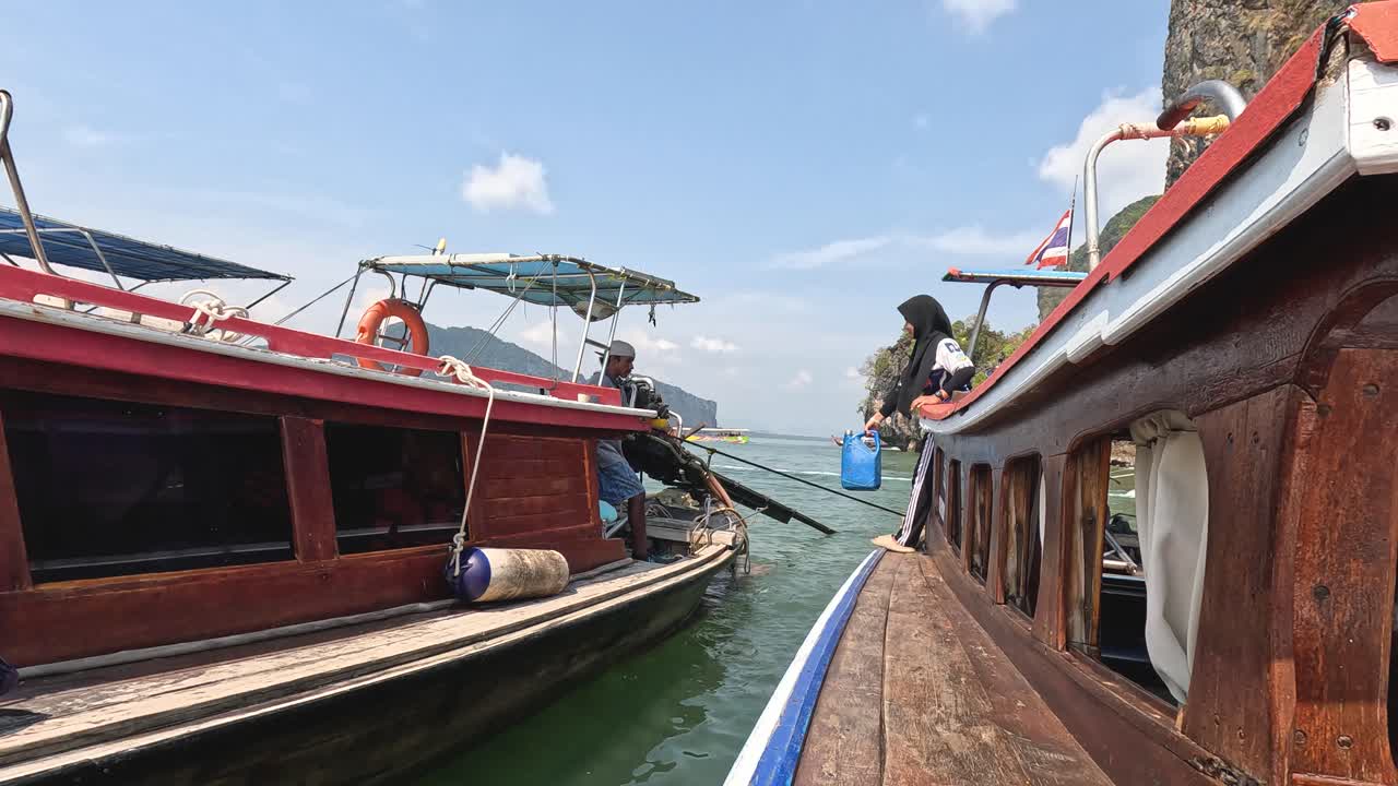 pasajeros que se desplazan entre embarcaciones ancladas