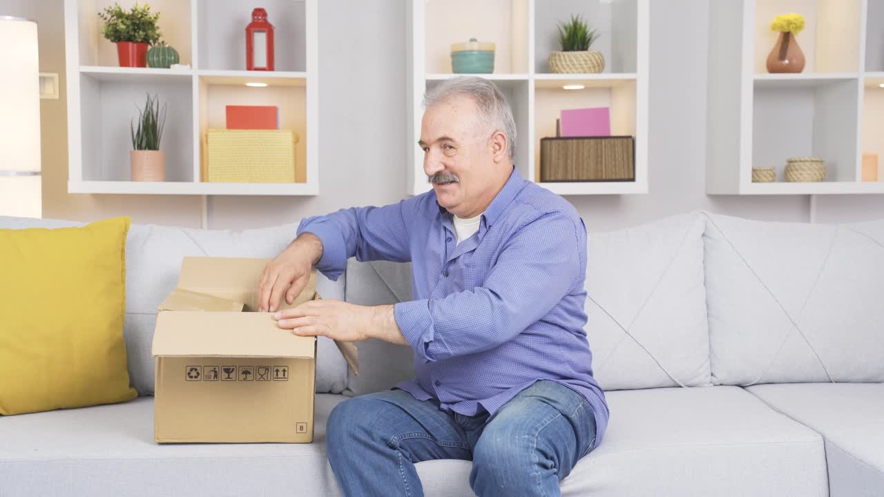 ⁇ 은이가 화물 패키지를 열고 있습니다.