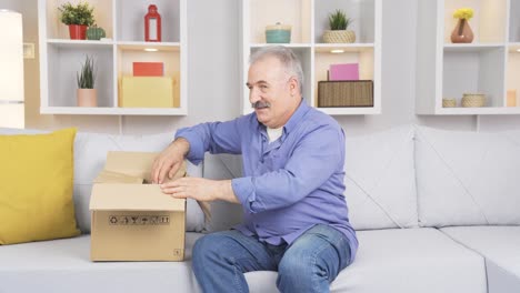 el viejo abriendo el paquete de carga.