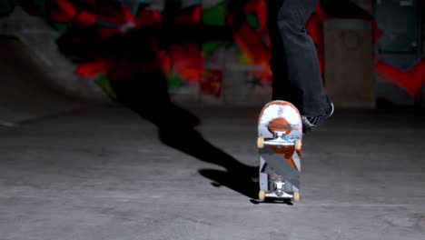 vista frontal de un patinador haciendo un truco de doble salto de patinaje