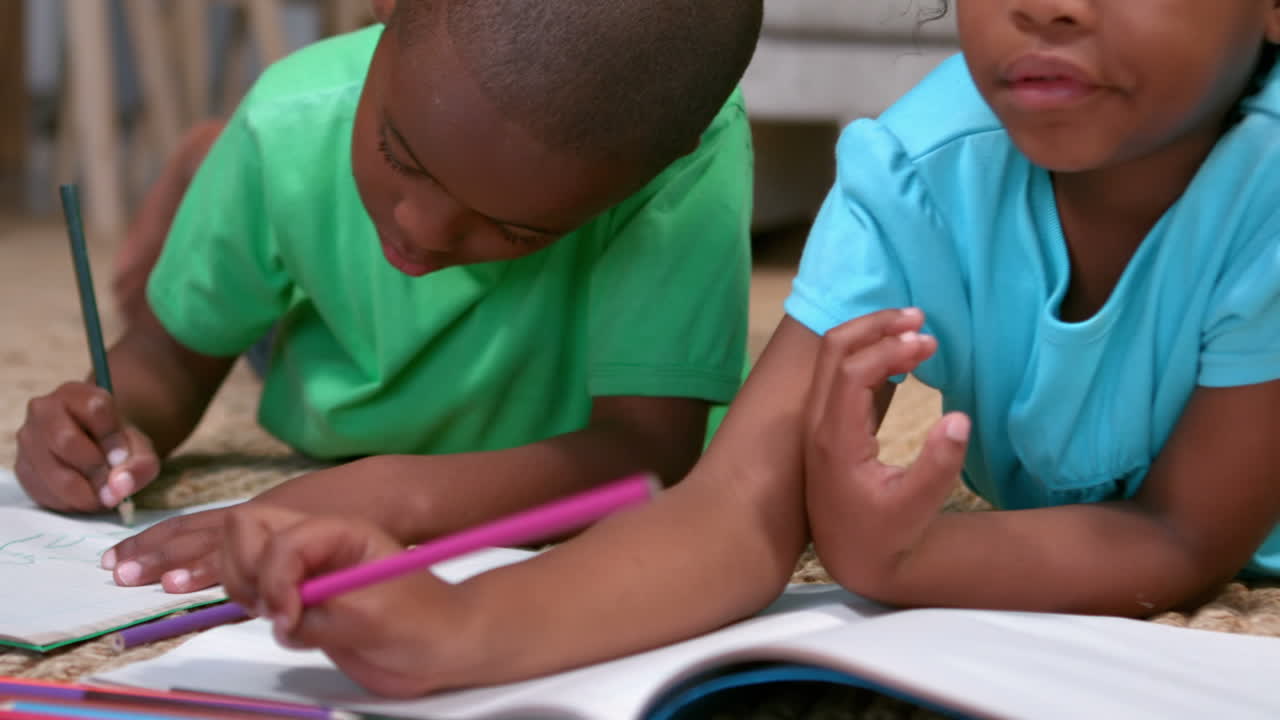 I fratelli che colorano e disegnano sul pavimento