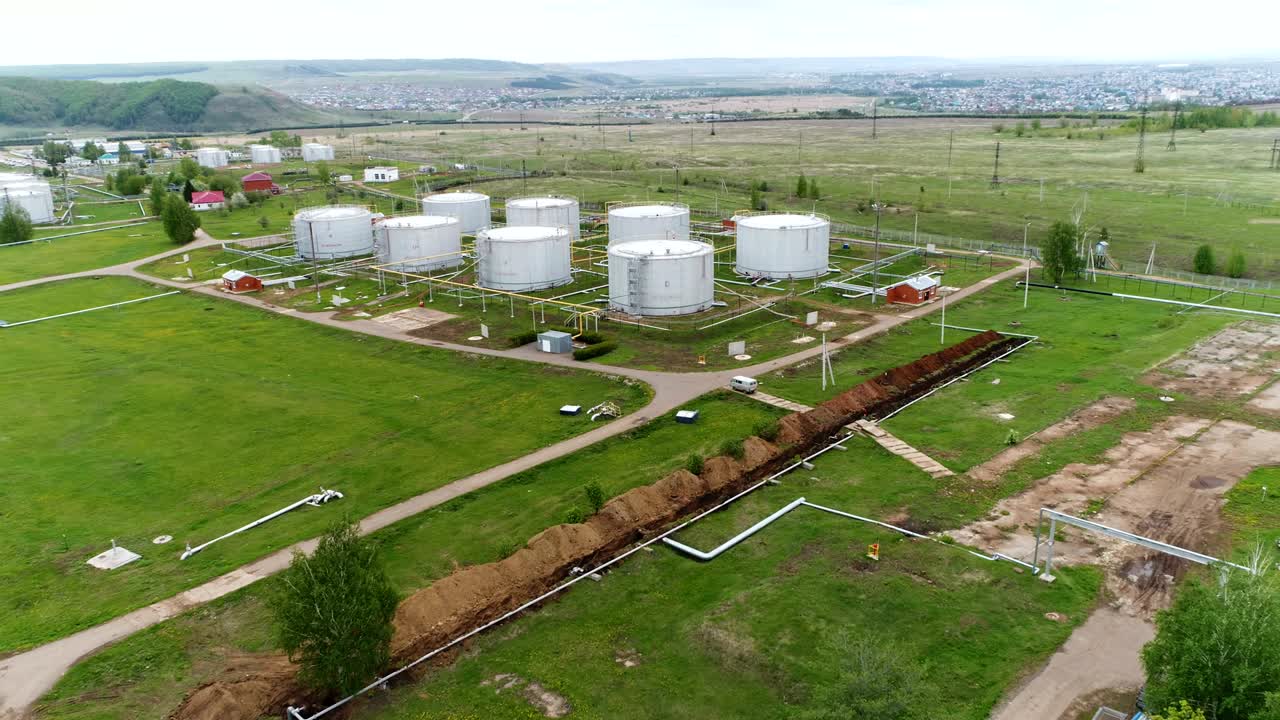 초록색 필드 중 둥근 가스 저수지 상단