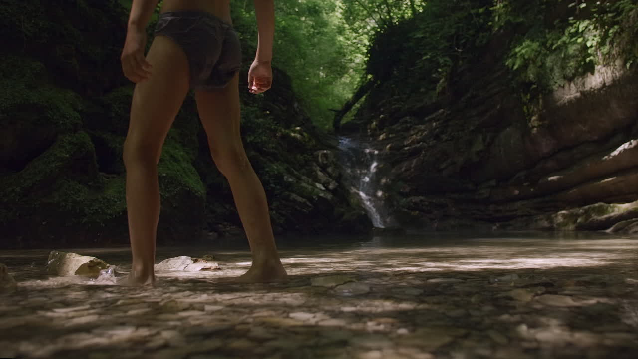 niño caminando en un arroyo de montaña