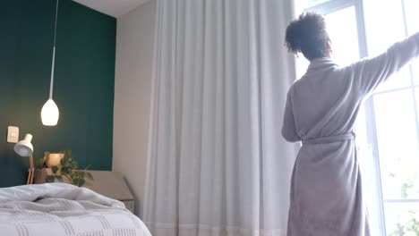 침실에서 커튼을 열고, 슬로우 모션, 복사 공간