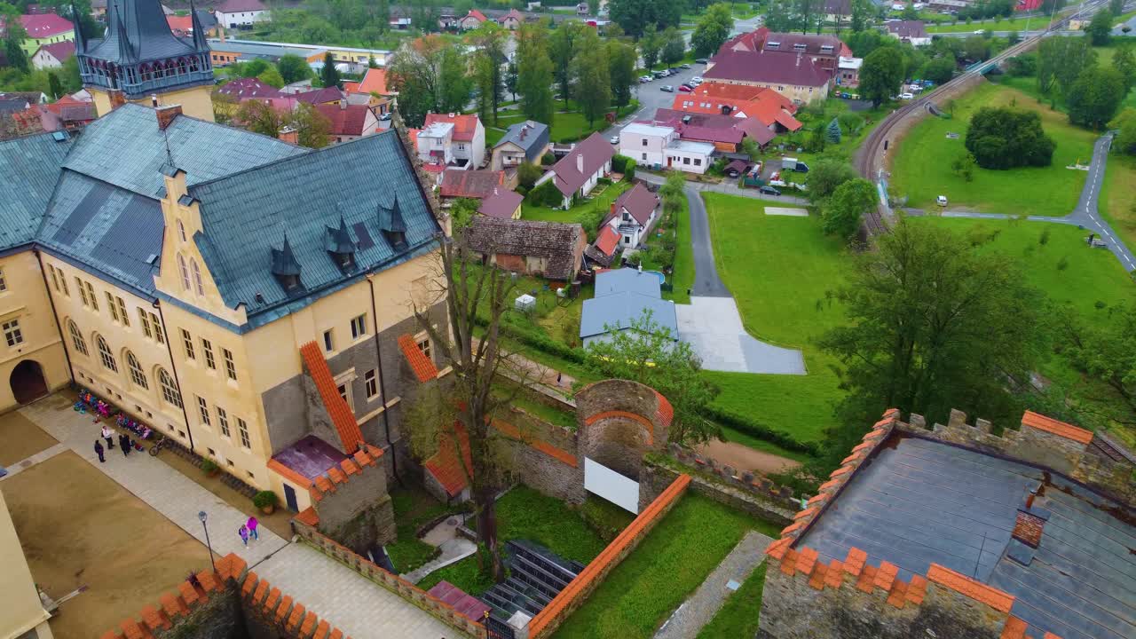 drones vuelan alrededor del castillo de zruč nad sázavou en la república checa, exterior y jardín